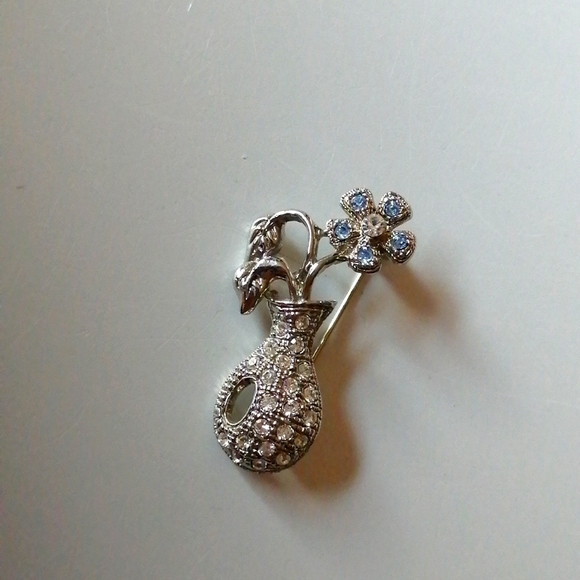 Vintage Jewelry - ✴️3/$25✴️Vintage Brooch Unisex Flower Vase Clear & Blue Diamanté Silverton